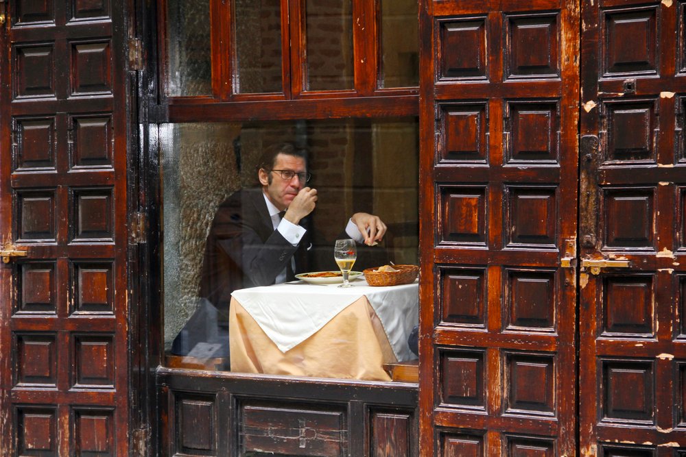 Nachdenklicher Mann am Café-Fenster von Igor Shrayer
