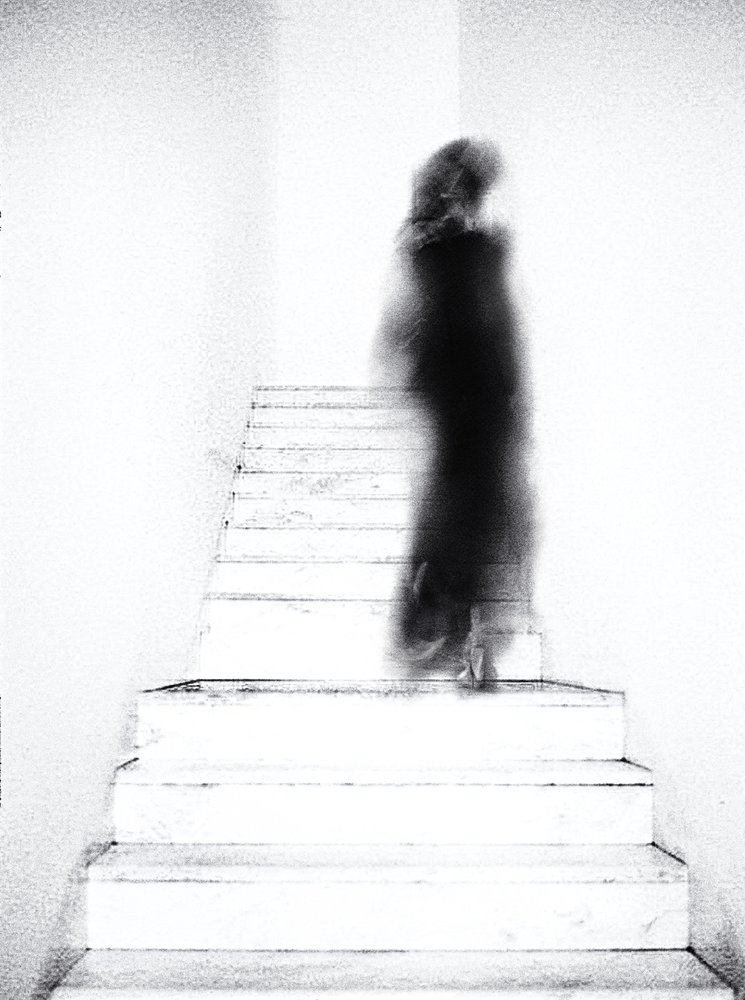 Ätherische Figur auf Treppen von Jeffrey Hummel