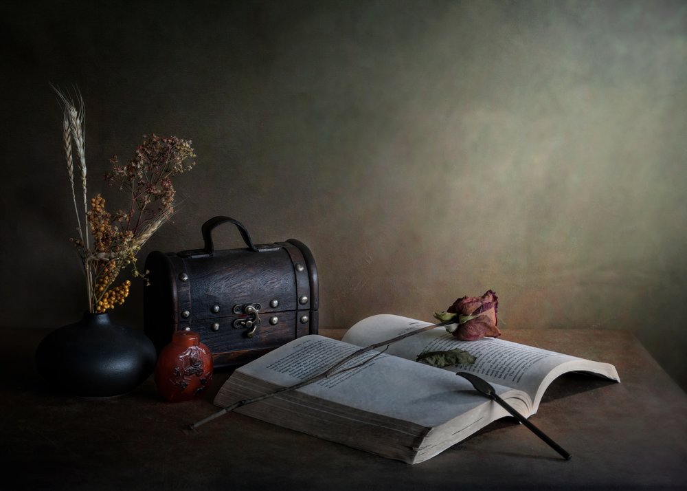 Getrocknete Rose und Buch von Jie Fischer