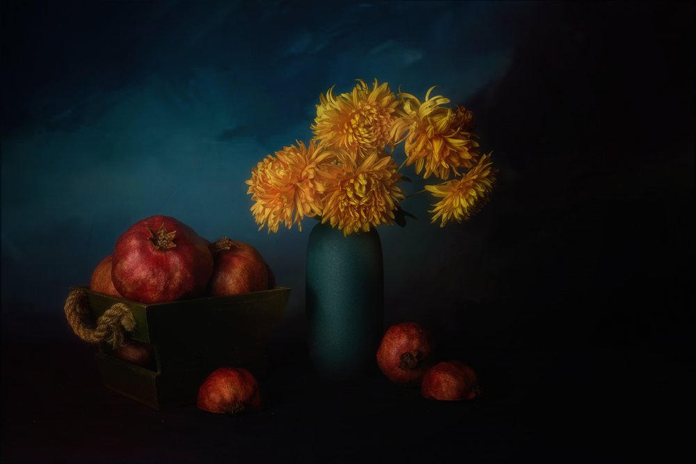 Granatäpfel und Goldene Chrysanthemen von John-Mei Zhong