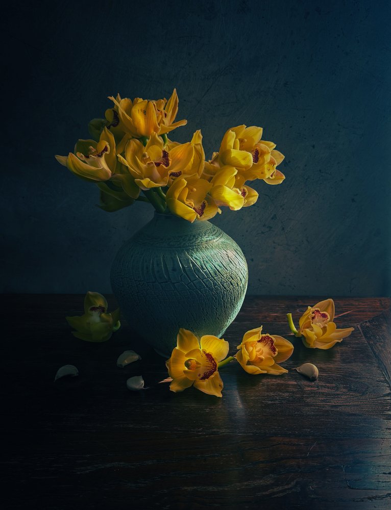 Goldenes Orchideen-Stillleben von Judy Tseng