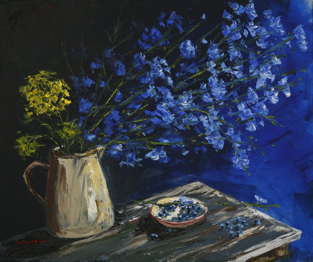 Lebhaftes blaues Stillleben von Jukyong Park