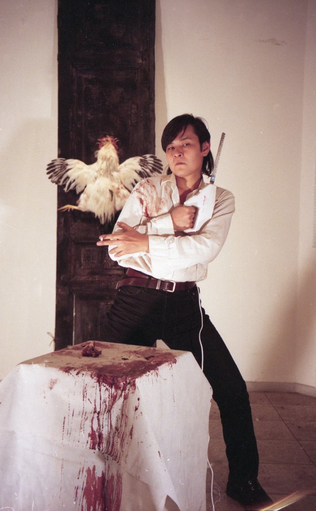 Blutige Tischperformance von Kanat Ibragimov