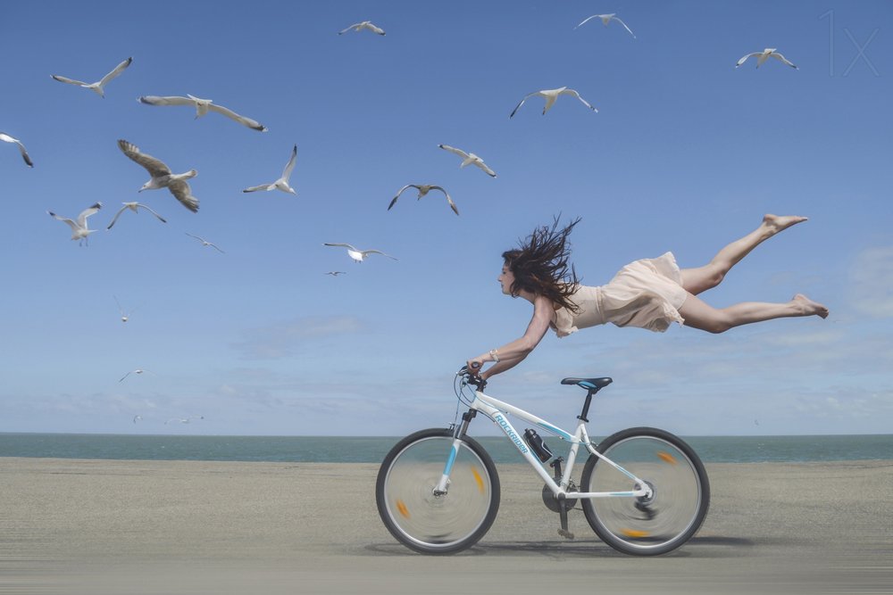 Fliegende Frau Strandfahrrad von Karim Aboukelela
