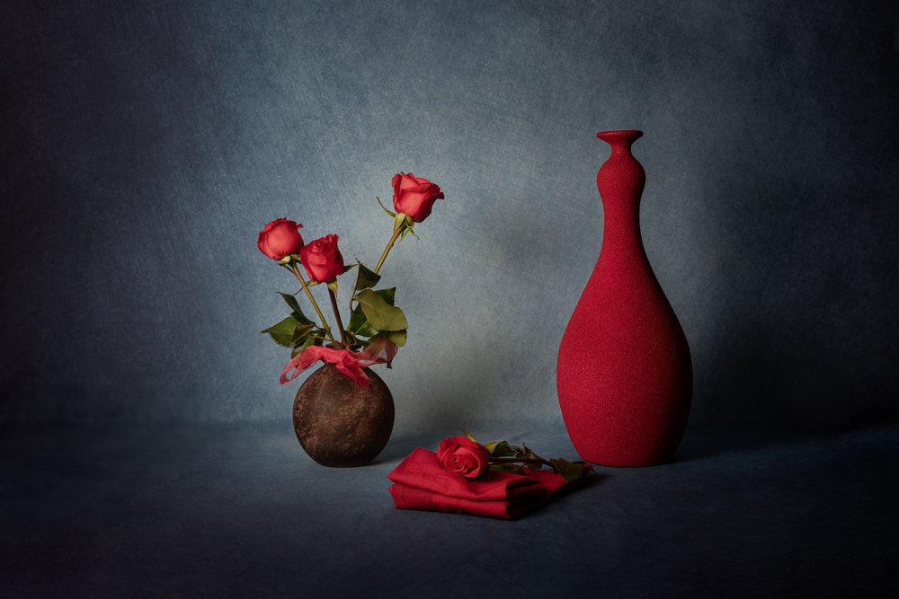 Elegante Rote Rose Stillleben von Leah Xu