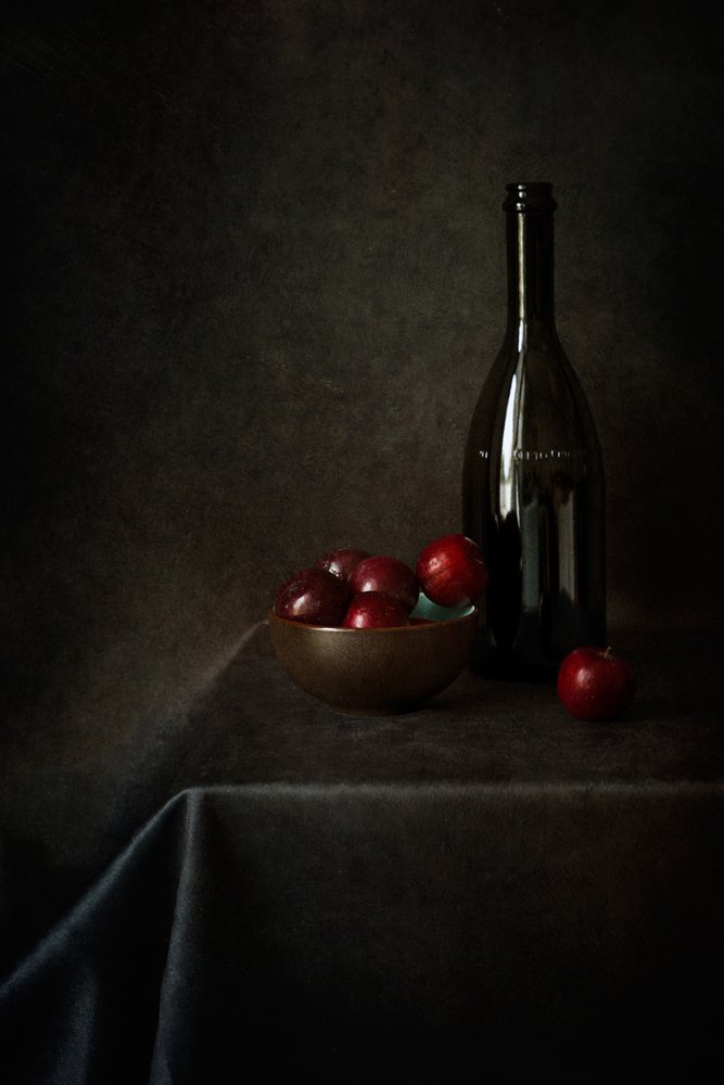 Stillleben mit Pflaumen und einer Flasche von Lenka