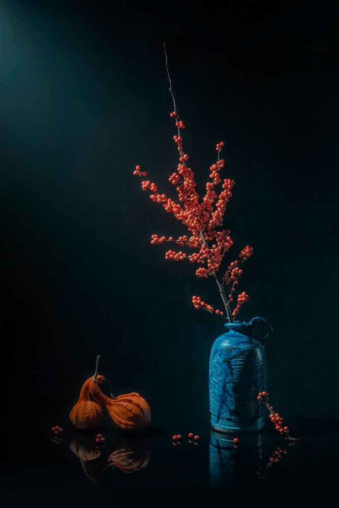 Herbstbeeren Blaue Vase von Lydia Jacobs