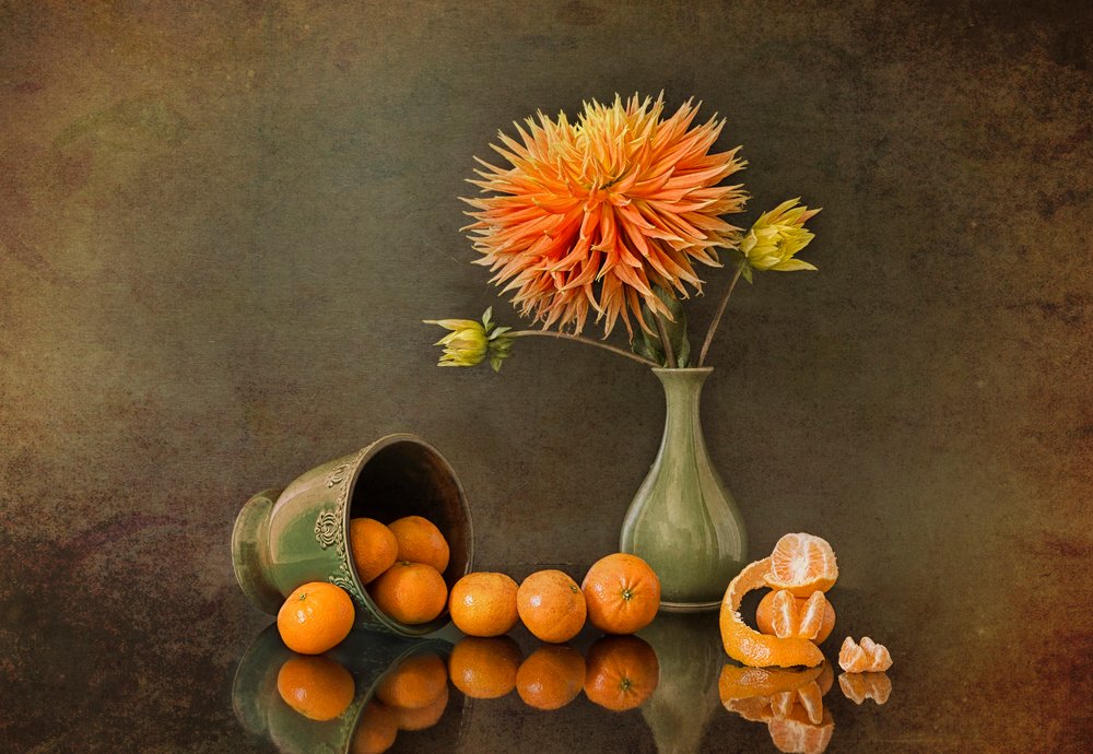 Herbstdahlie und Mandarinen von Lydia Jacobs
