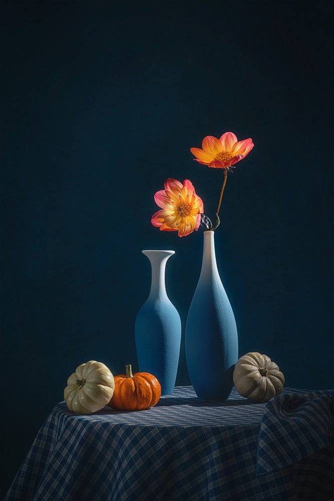 Herbst-Dahlien blaue Vasen von Lydia Jacobs