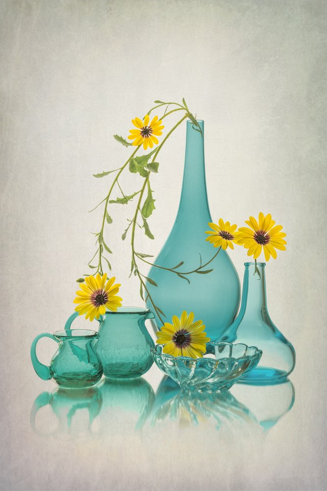 Blaues Glas gelbe Blumen von Lydia Jacobs