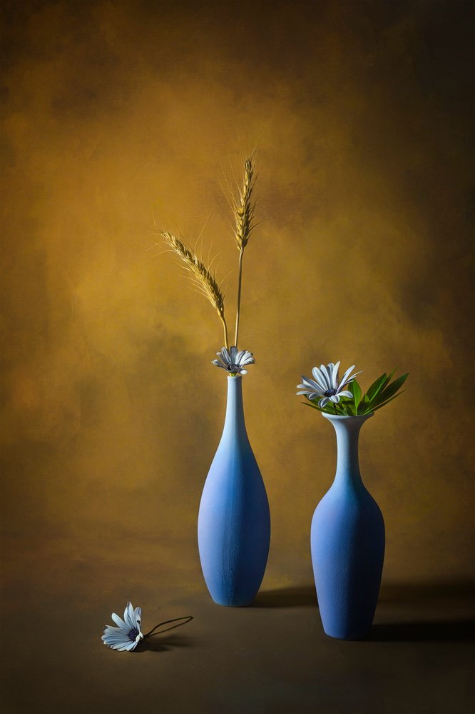 Blaue Vasen Stillleben von Lydia Jacobs