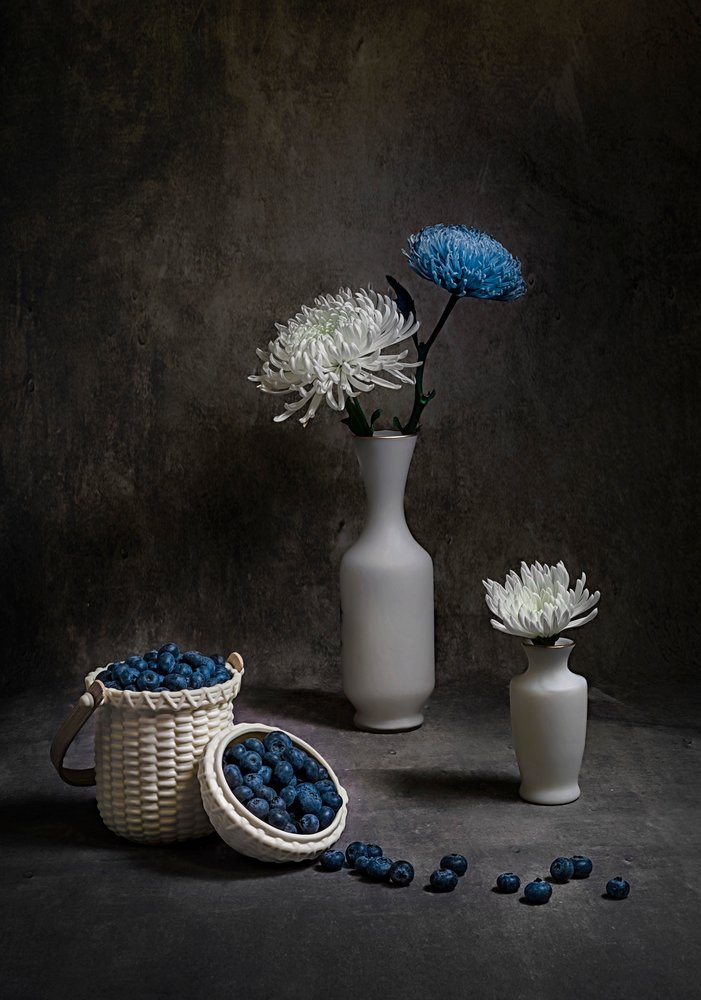 Blaubeeren und weiße Blumen von Lydia Jacobs