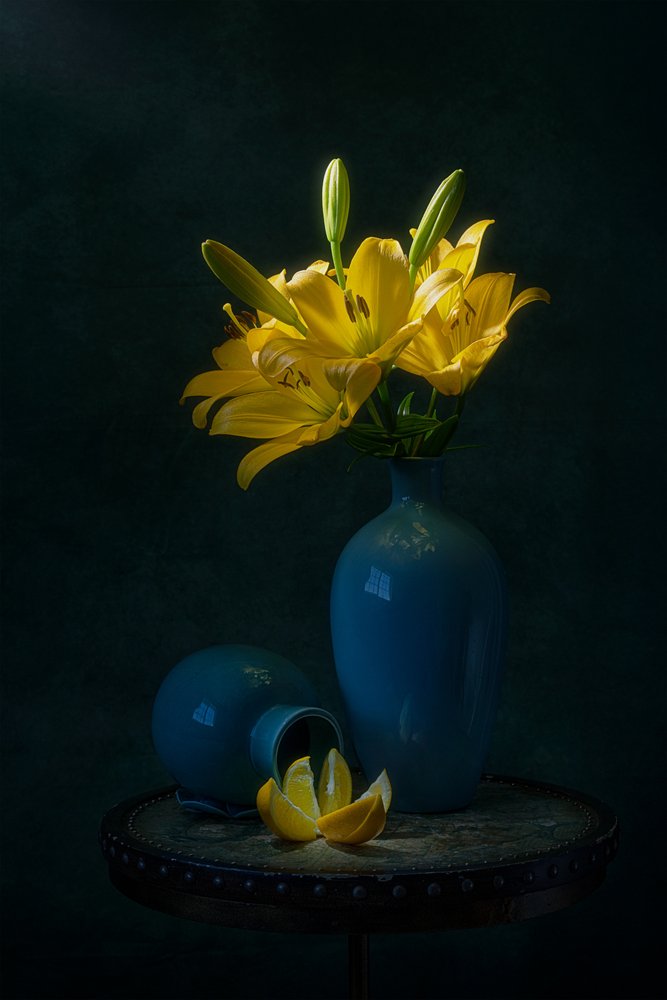 Dramatische Lilien und Zitrone von Lydia Jacobs