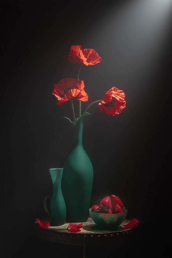 Elegantes Mohnblumen Stillleben von Lydia Jacobs
