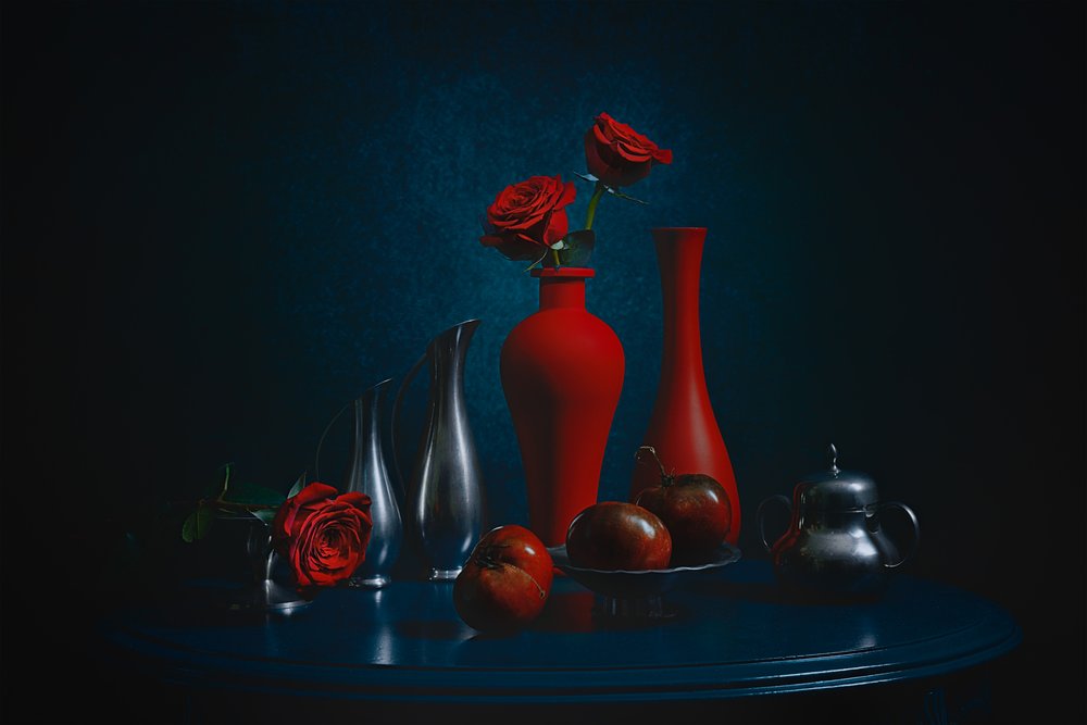 Elegantes rotes Rosen-Stillleben von Lydia Jacobs