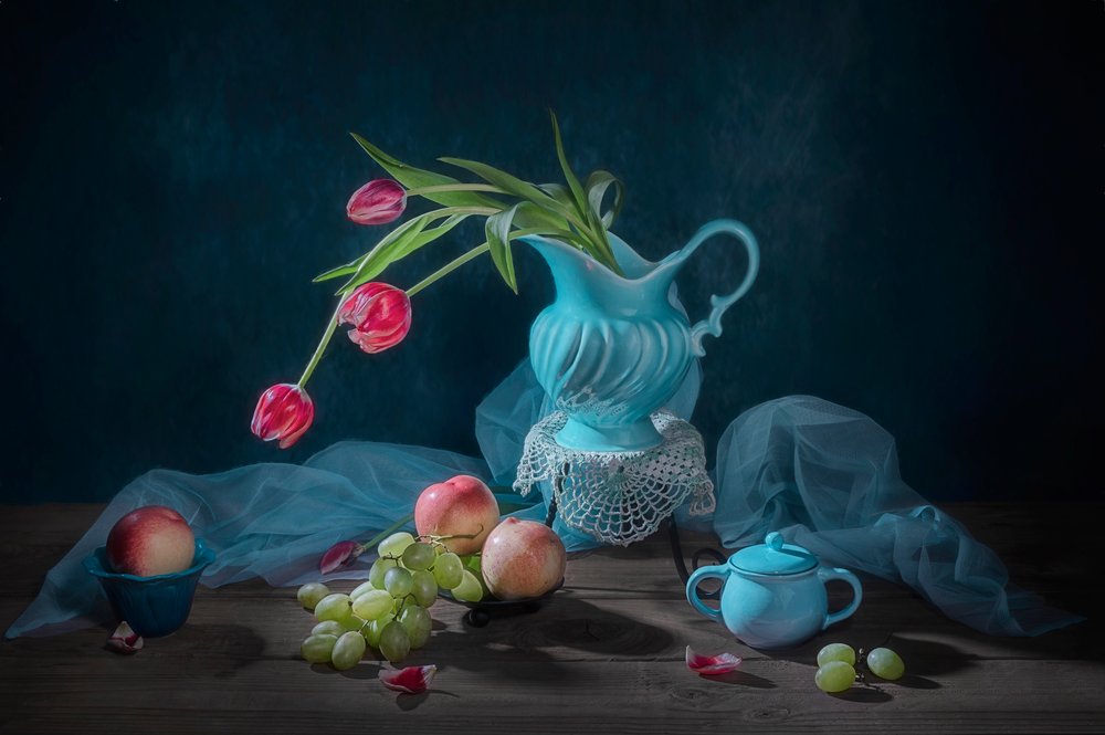 Elegante Tulpen und Früchte von Lydia Jacobs