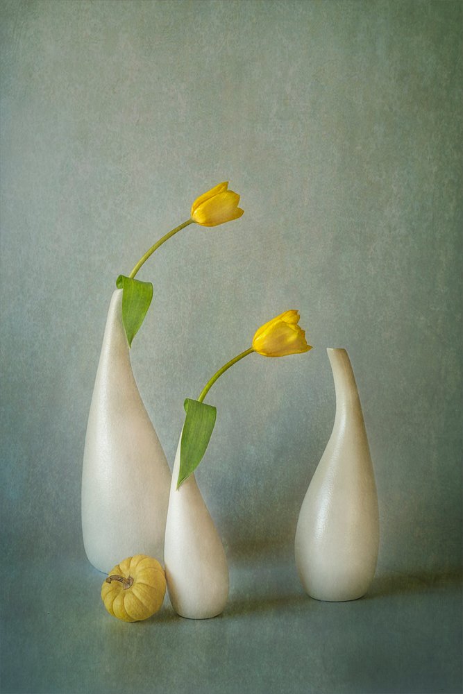 Elegante gelbe Tulpen Stillleben von Lydia Jacobs