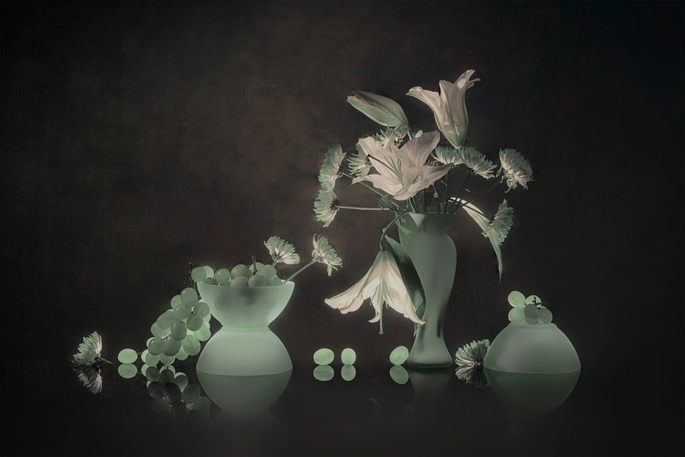 Leuchtende Lilien und Trauben von Lydia Jacobs