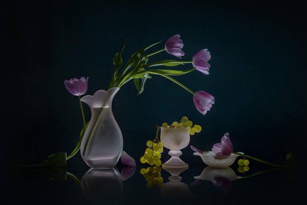 Leuchtende Tulpen und Trauben von Lydia Jacobs