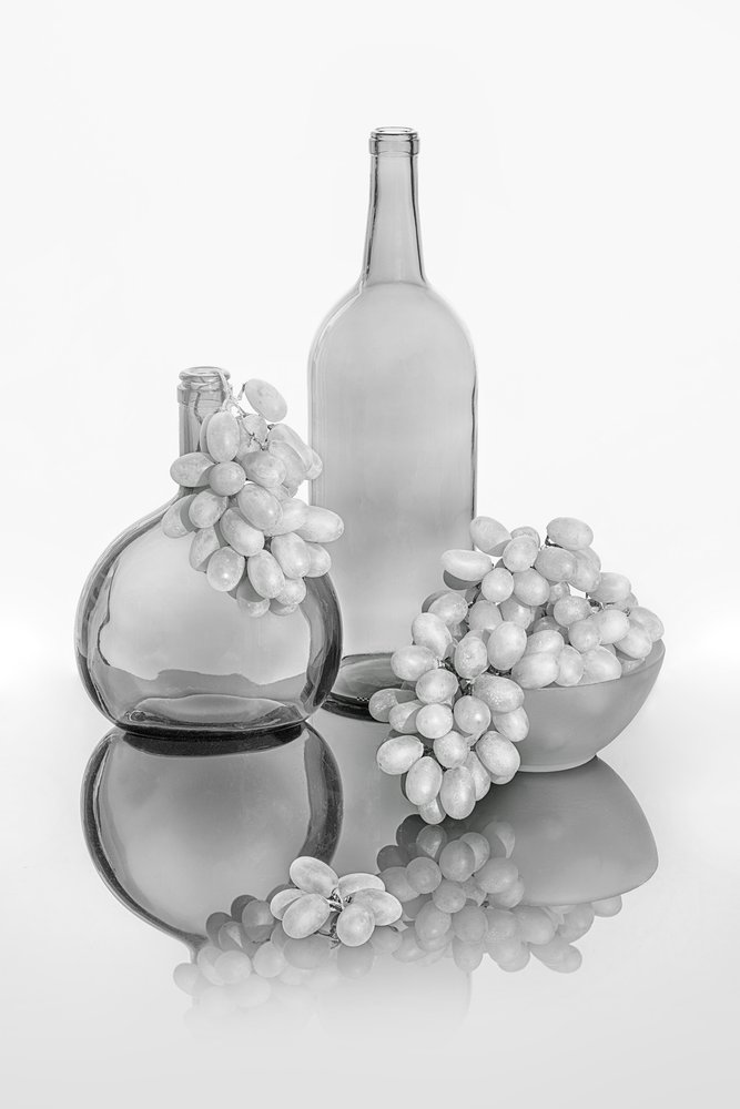 Monochrome Trauben Glasflaschen von Lydia Jacobs