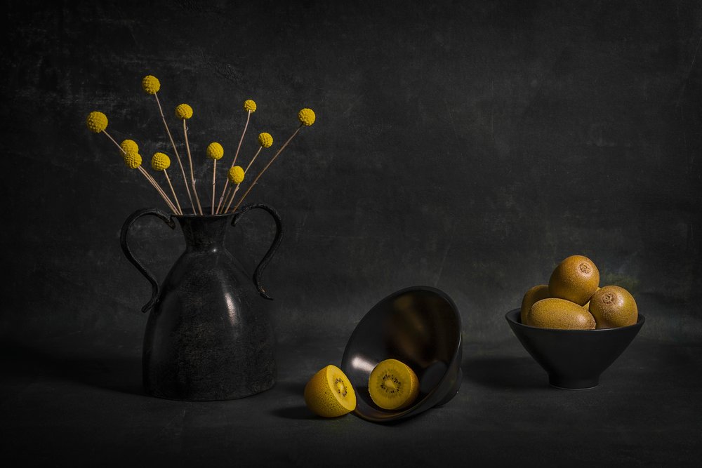 Stimmungsvolle goldene Kiwi und Blumen von Lydia Jacobs