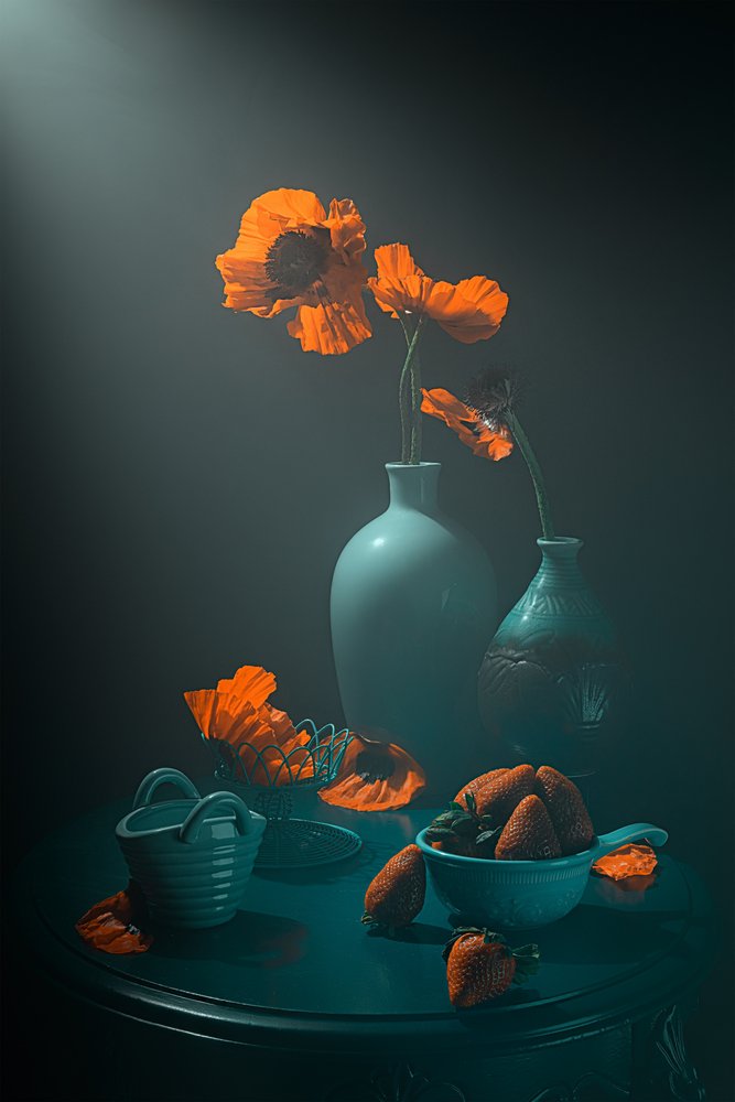Stimmungsvolle Mohnblumen und Erdbeeren von Lydia Jacobs