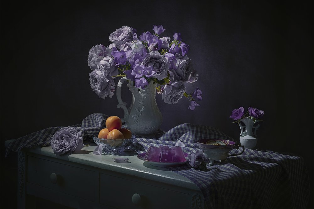 Stimmungsvolles Lila Blumenstillleben von Lydia Jacobs
