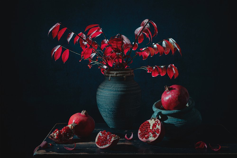 Stimmungsvolles Rotes Granatapfel-Stillleben von Lydia Jacobs