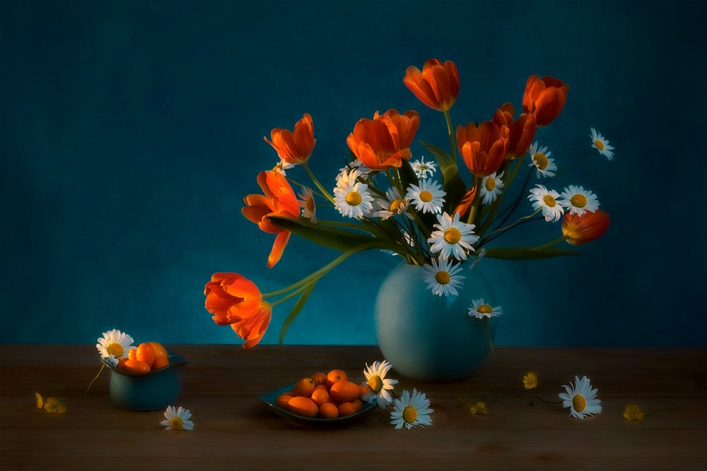 Stimmungsvolle Tulpen Gänseblümchen Stillleben von Lydia Jacobs