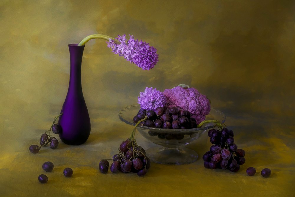 Opulentes lila Stillleben von Lydia Jacobs