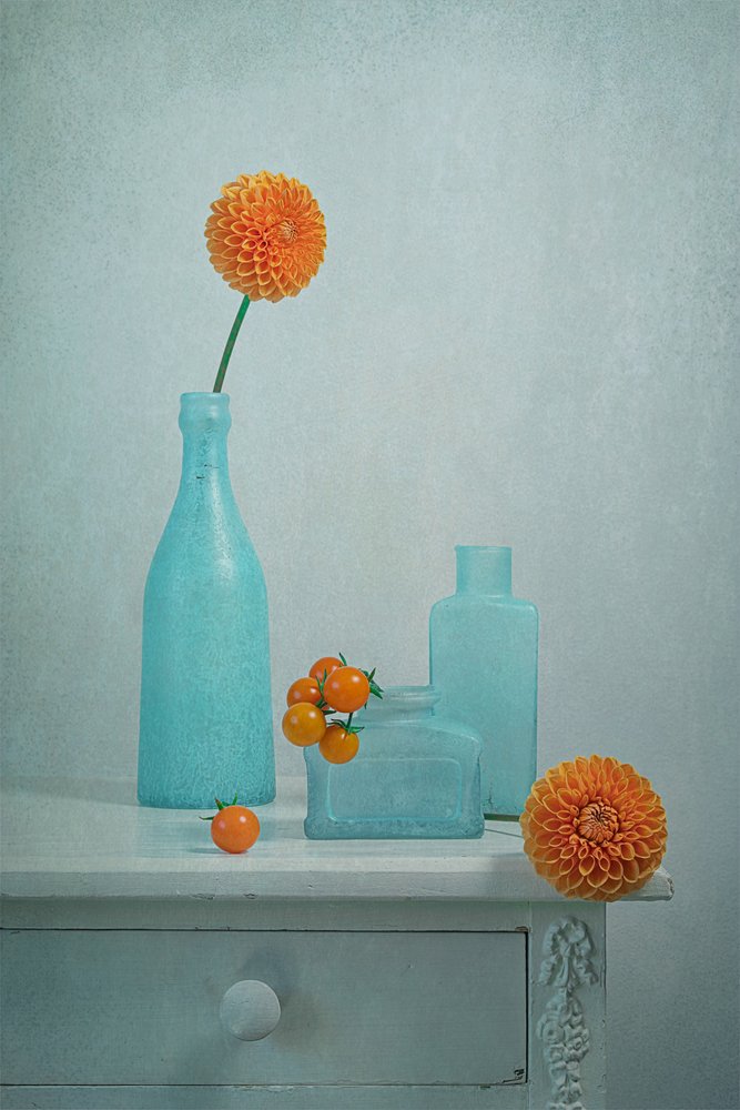 Orange Dahlie Blaue Vasen von Lydia Jacobs