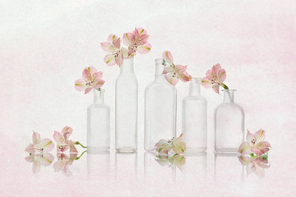 Rosa Blüten und Glas von Lydia Jacobs