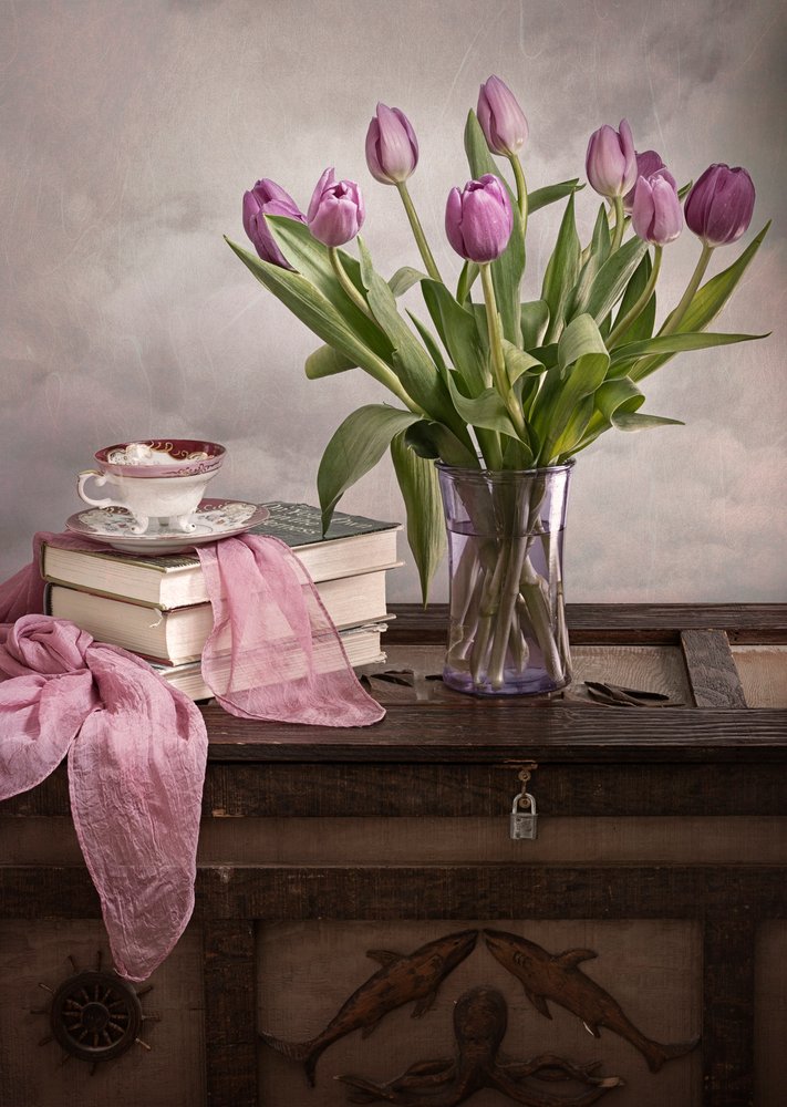 Lila Tulpen und alte Bücher von Lydia Jacobs
