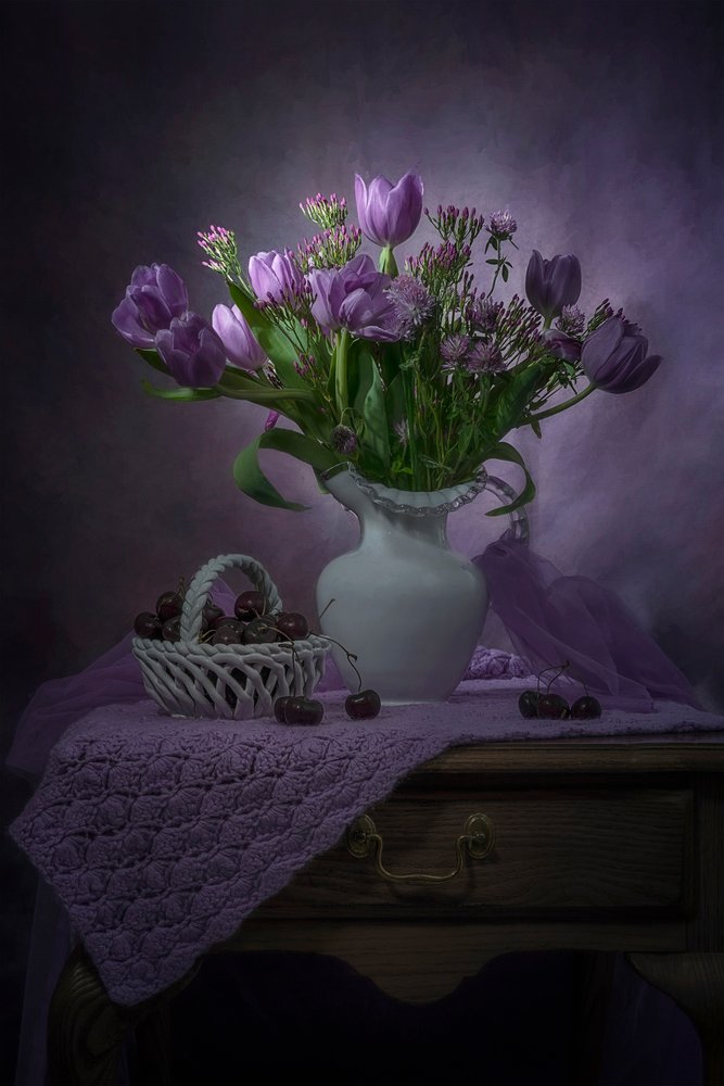 Lila Tulpen und Kirschen von Lydia Jacobs