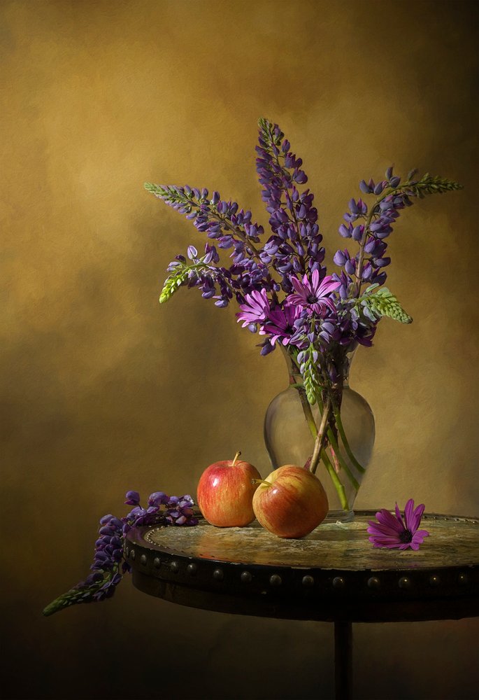Lebendige Lupinen und Äpfel von Lydia Jacobs