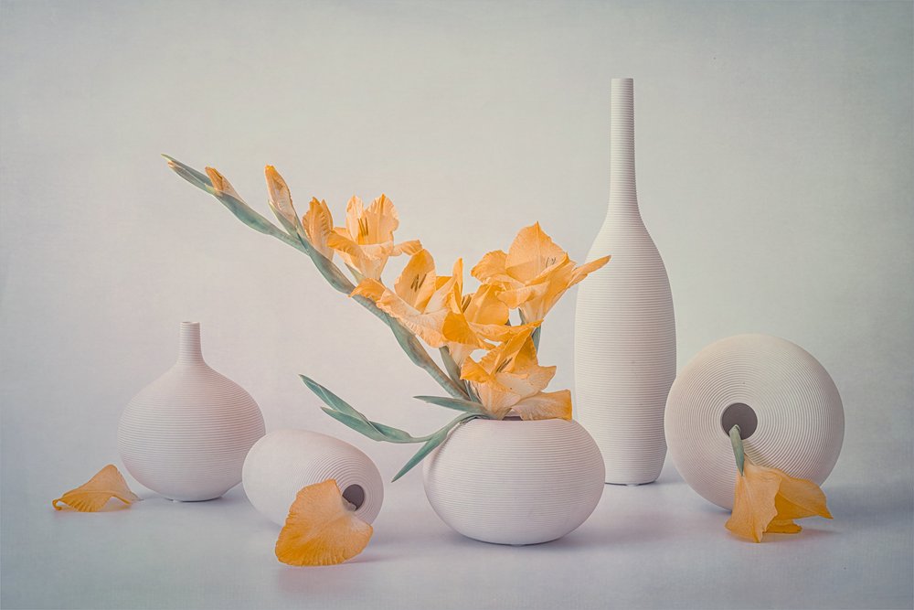 Gelbe Blüten weiße Vasen von Lydia Jacobs