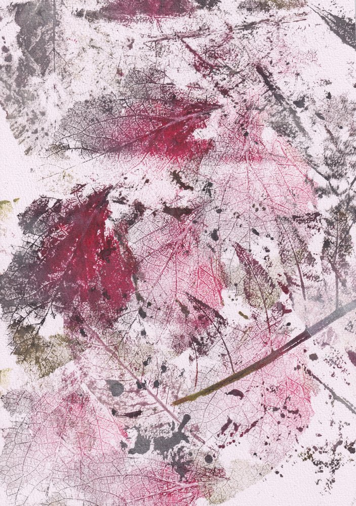 Karmesinrote Blatteindrücke von Maira Ribena