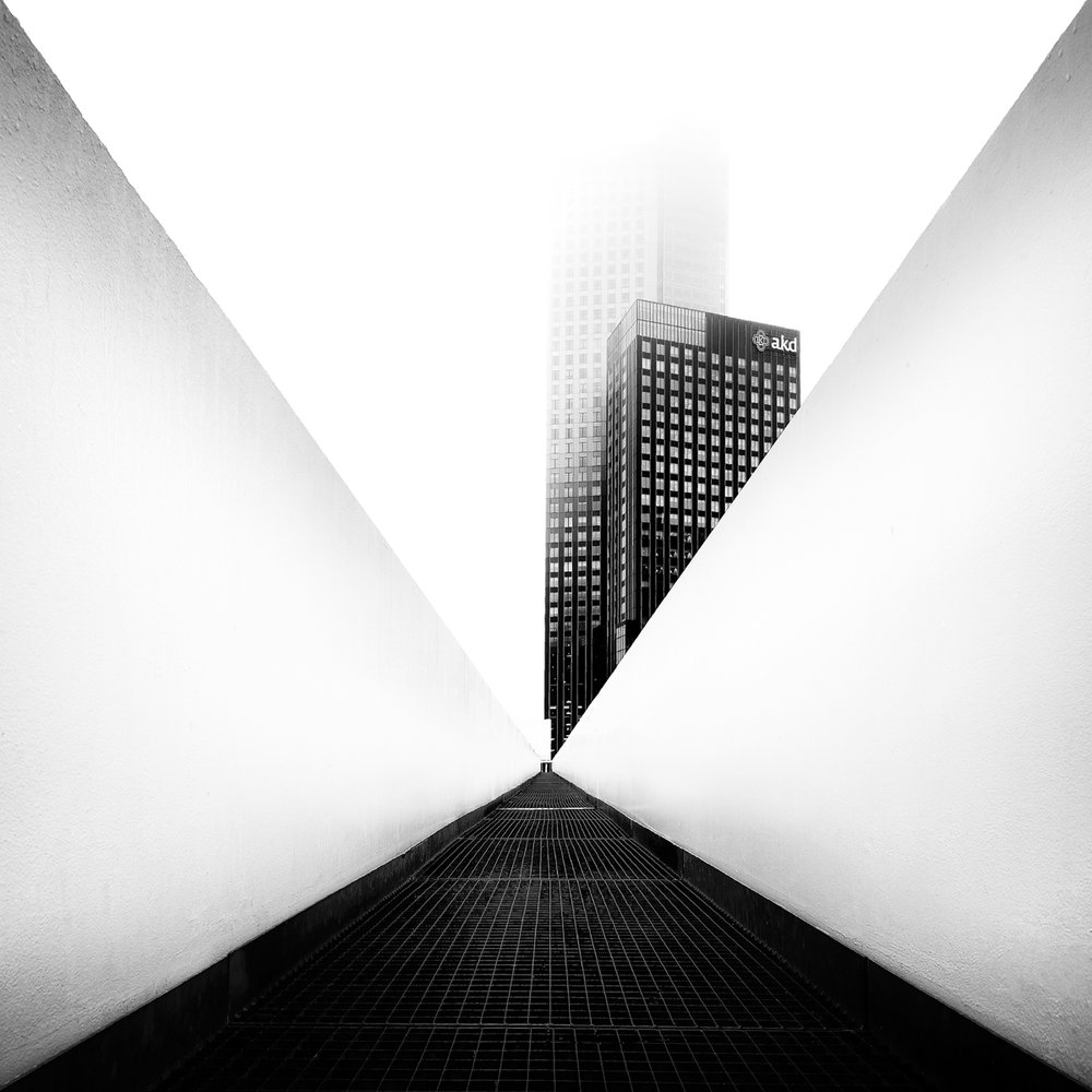 Monochromer Stadtweg von Marek Kijevský