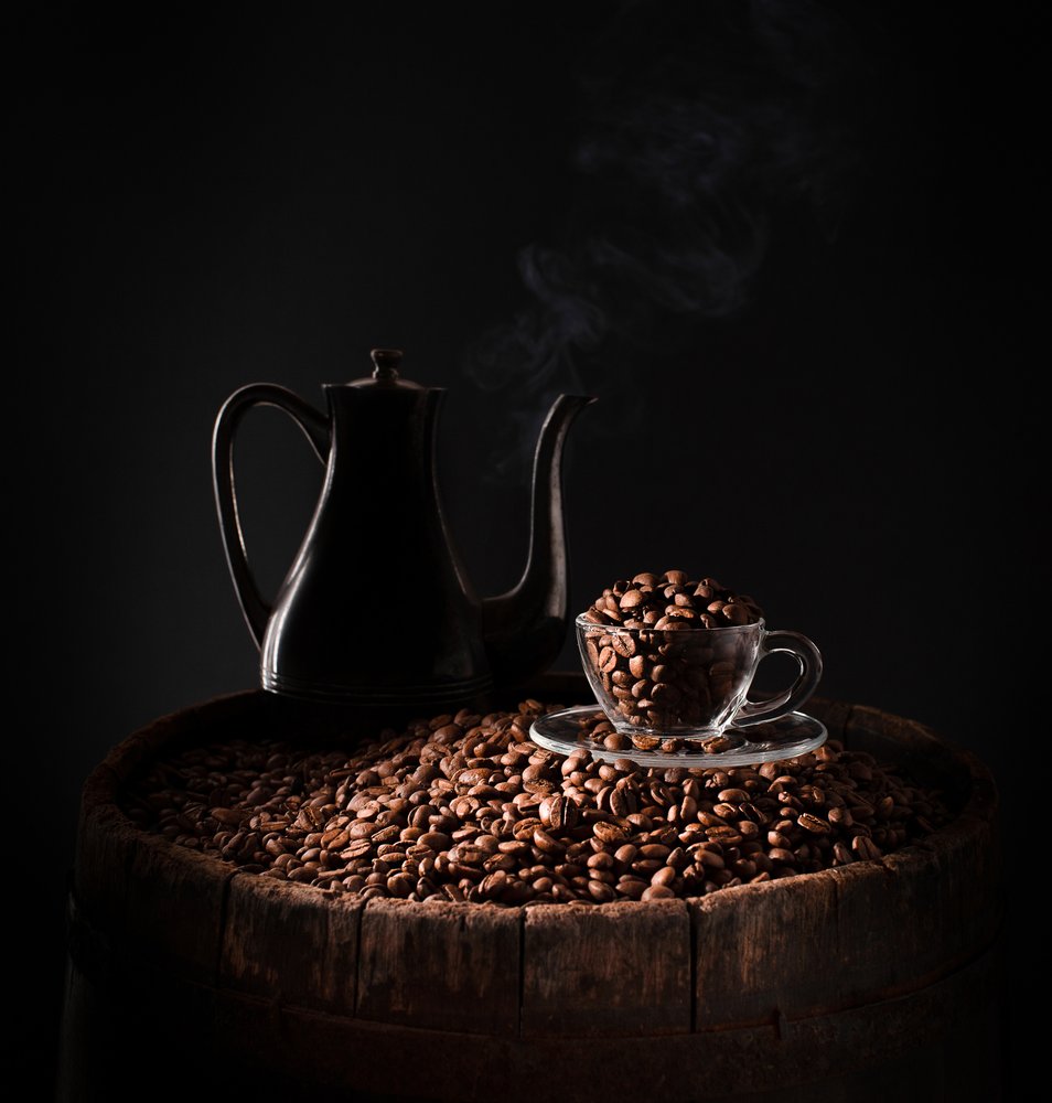 Dunkle Kaffeekanne und Bohnen von Margareth Perfoncio