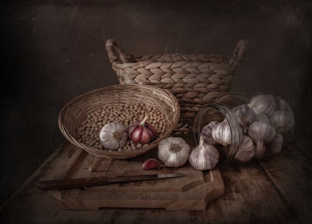Dunkles Rustikales Knoblauch-Stillleben von Margareth Perfoncio