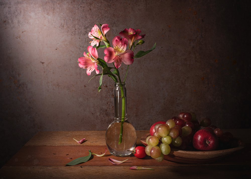 Dramatisches Blumen-Frucht-Stillleben von Margareth Perfoncio