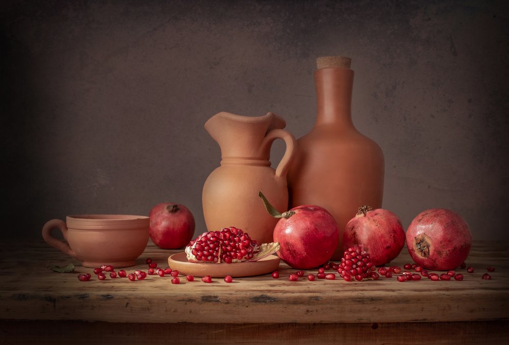 Erdige Granatäpfel-Stillleben von Margareth Perfoncio