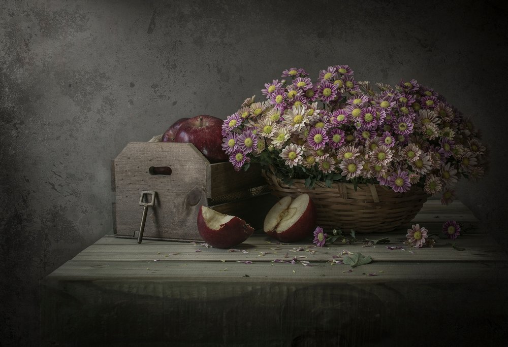 Stimmungsvolle Blumen und Äpfel von Margareth Perfoncio