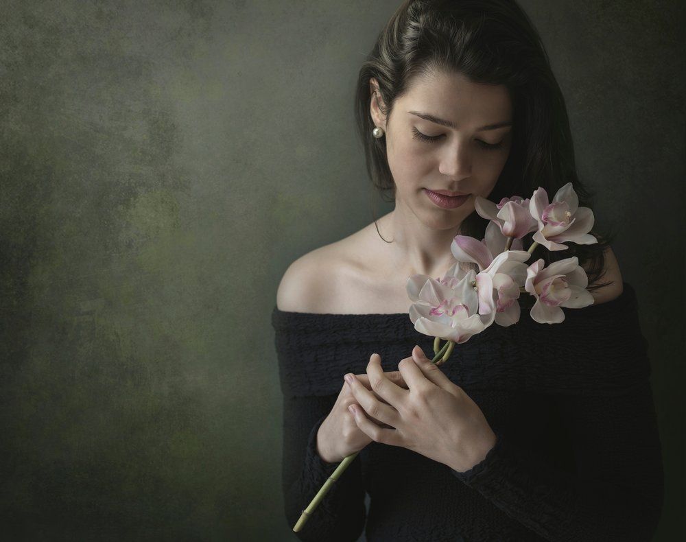 Gelassene Frau mit Orchideen von Margareth Perfoncio
