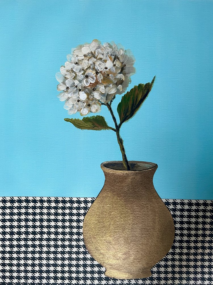 Weiße Blumen in goldener Vase von Marina Kozyr