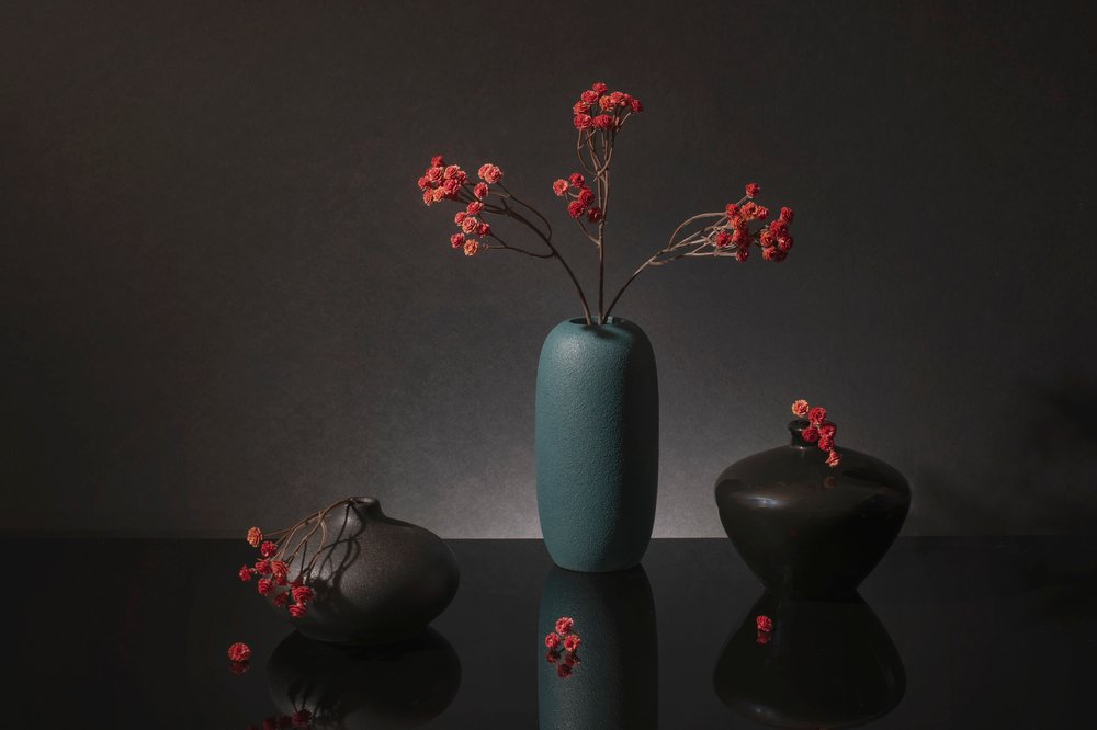 Elegantes Rote Beeren Stillleben von Ming Chen