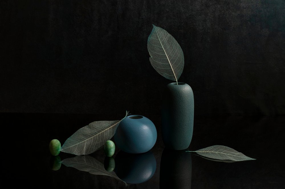Elegantes Stillleben Blaue Vasen von Ming Chen