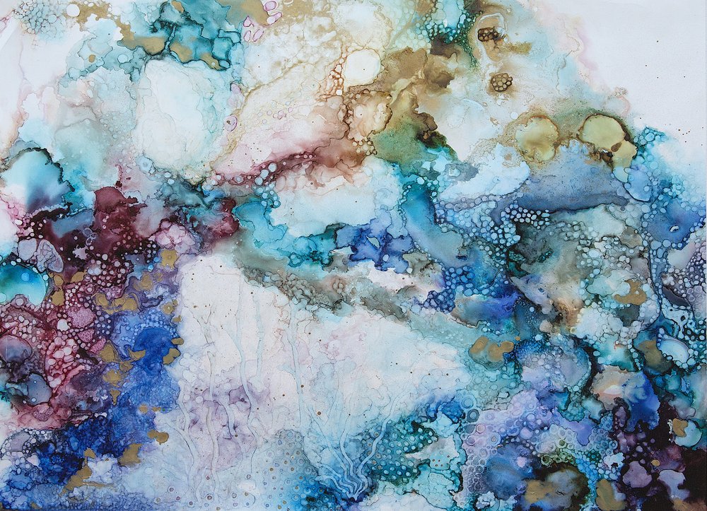 Fließendes Blau-Gold-Abstrakt von Mishel Schwartz