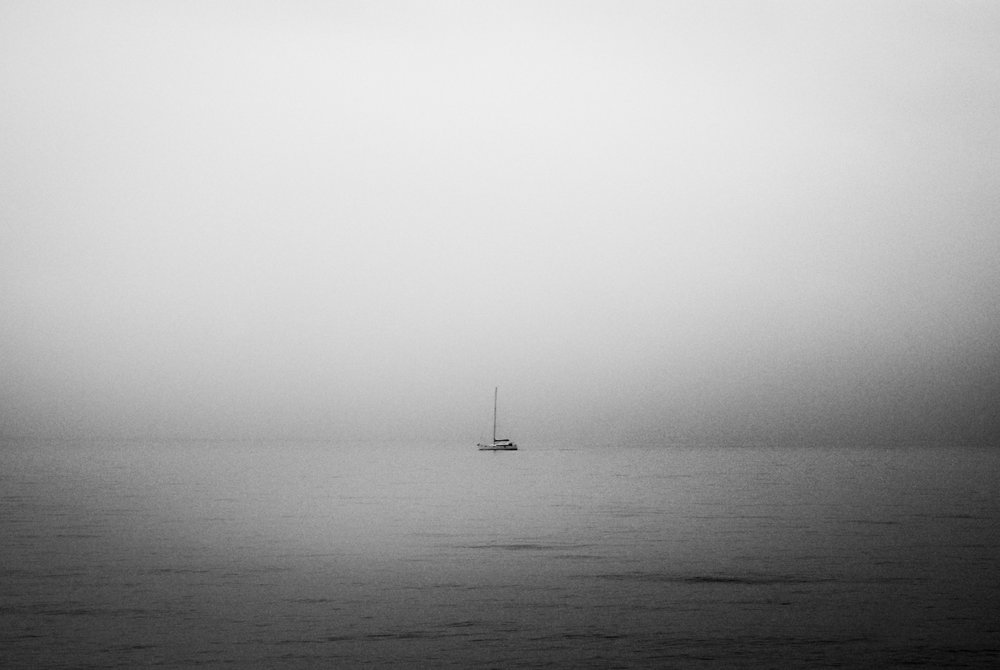 Einsames Segelboot im Nebel von Monika Zemojtel