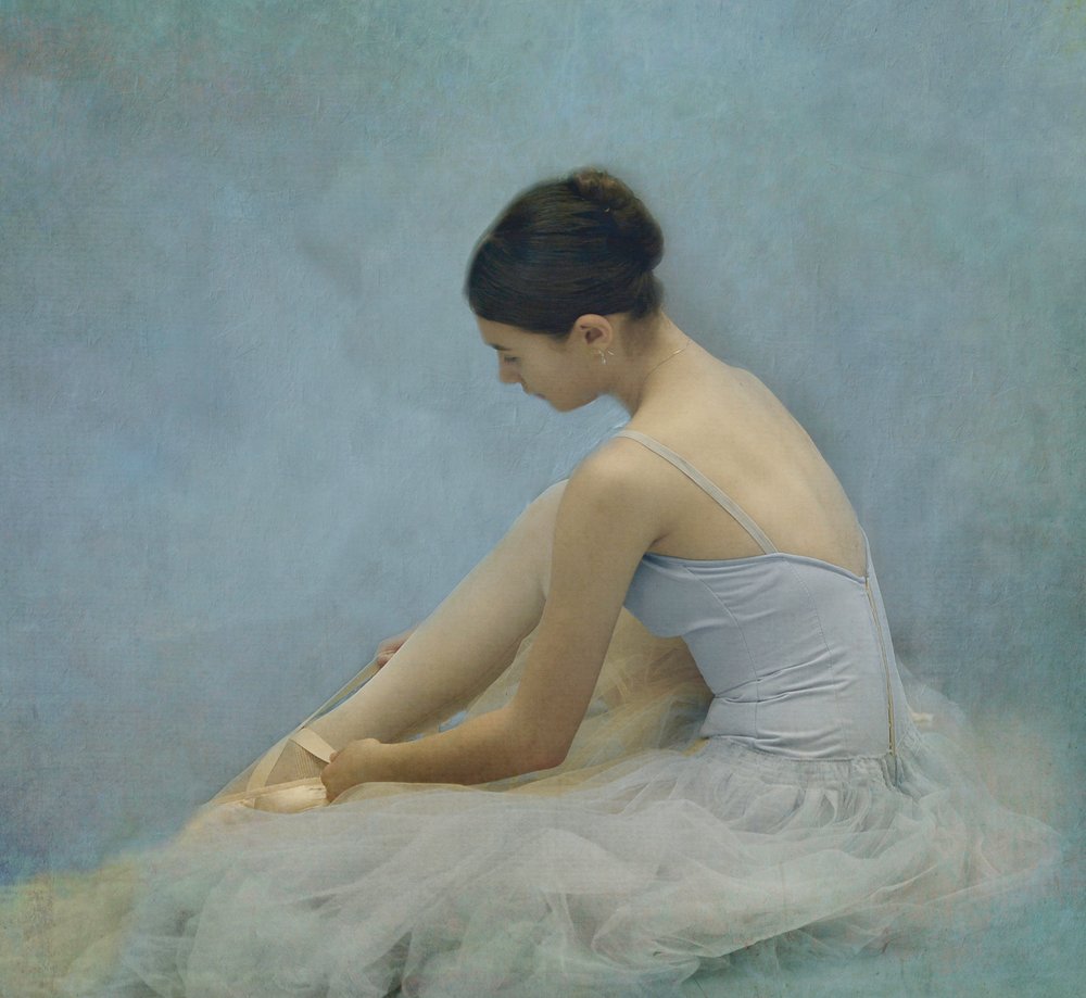Ballerina bindet Spitzenschuhe von Rachel Pansky
